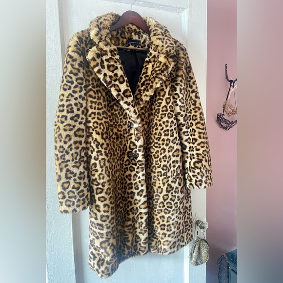 Faux fur leopard print coat, pre-loved & in excellent condition. - Picture 2 of 5